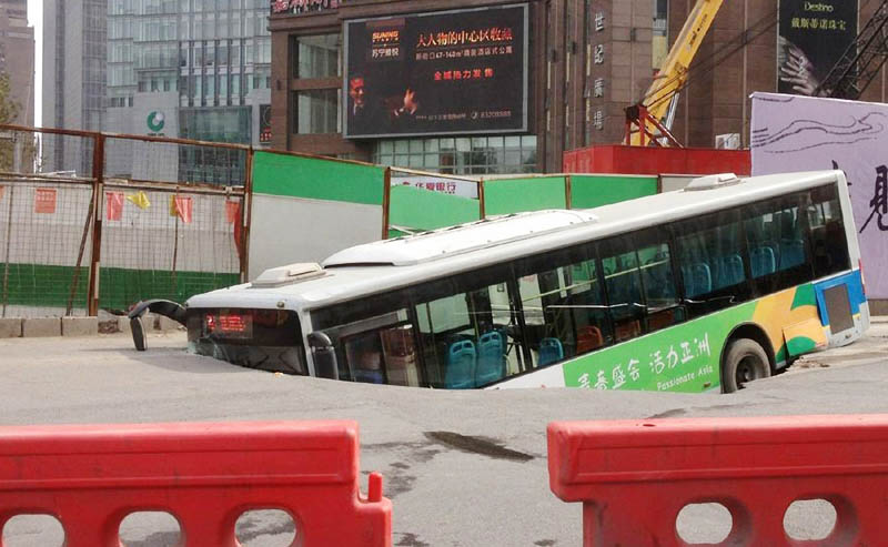 南京發生路面塌陷 公車墜入