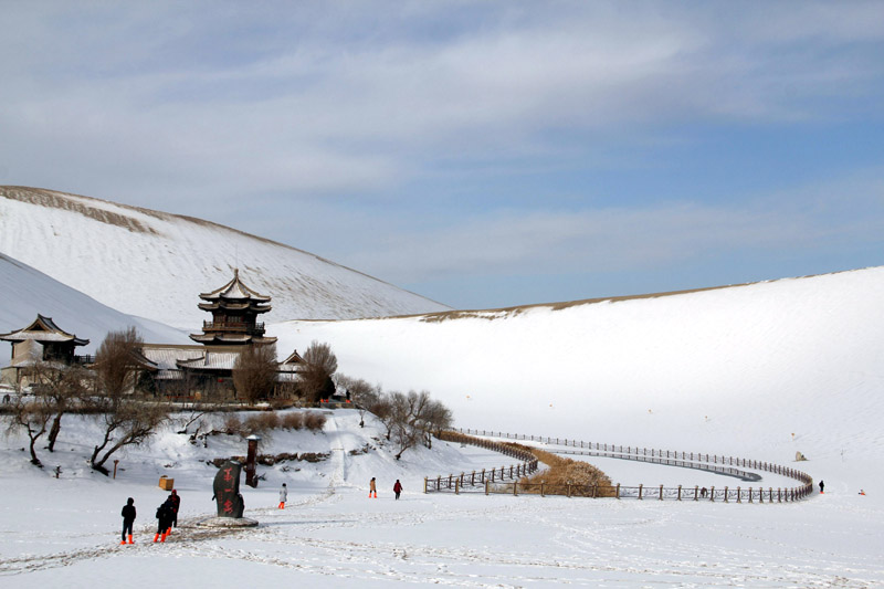 敦煌鳴沙山月牙泉雪景如畫
