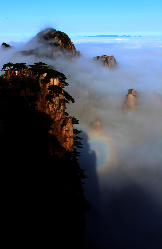 黃山雨後現“佛光”
