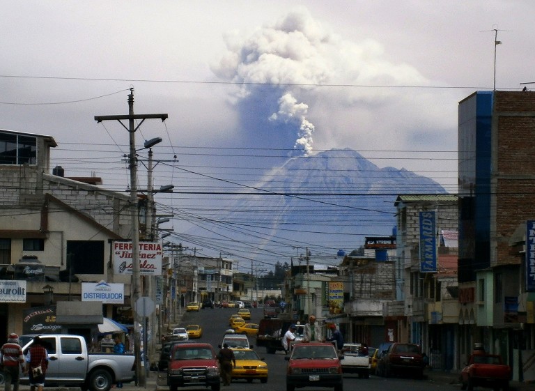 眺望正在喷发的通古拉瓦火山