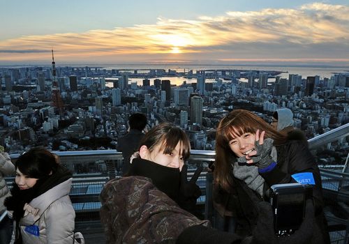 日本民眾新年第一個日出合影