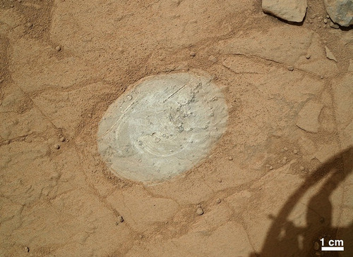 好奇”号火星探测车首次清扫了一块岩石