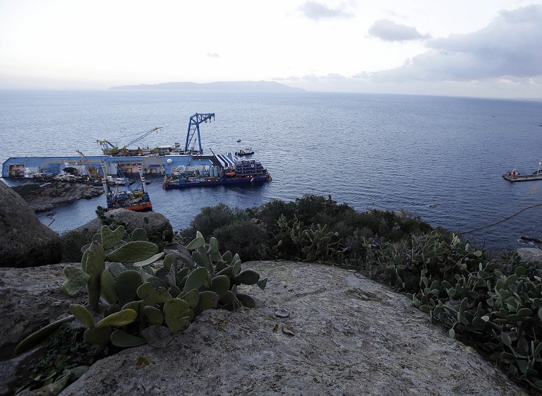 Costa Concordia 号游轮浸泡在海水中