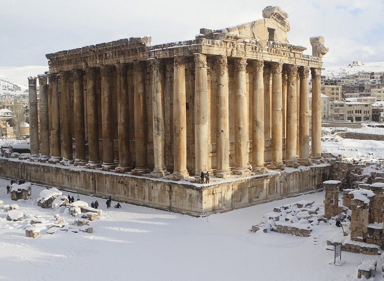 人们在古罗马神庙 Bacchus 遗址前的雪地上嬉戏