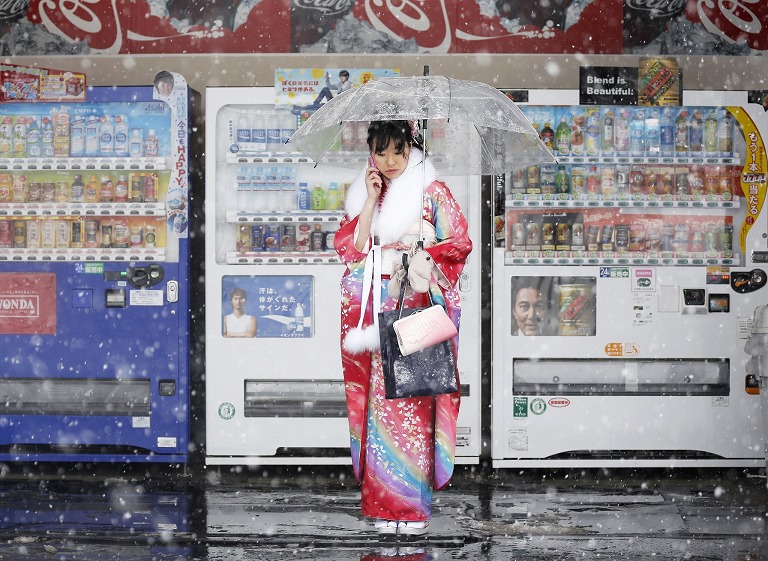 日本女孩在自动贩卖机前打电话