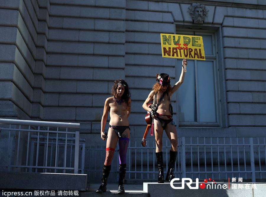 四名抗议者一丝不挂进入市政厅，遭到警方逮捕