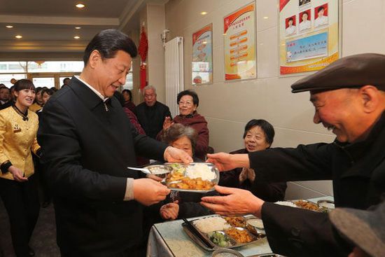 习近平赴兰州视察 在养老餐厅为七旬老人端饭