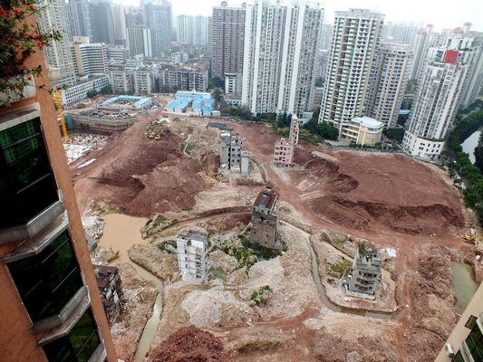 广州杨箕村民挖“天堑”围逼“钉子户”