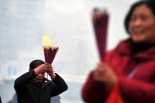 中国各地民众初五拜财神