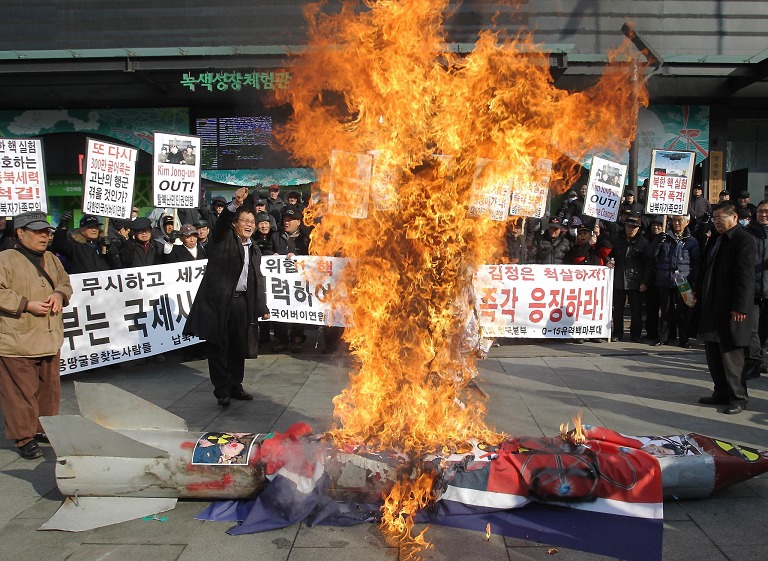 韩国保守派活动人士举着标语呼喊反朝口号