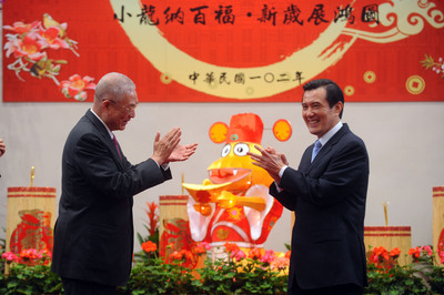 總統馬英九（右）與副總統吳敦義（左）18日出席總統府102年新春團拜暨茶會