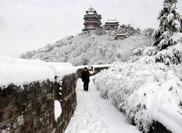 白雪皑皑的南京古城墙