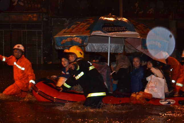 暴雨冰雹袭击贵州凯里 消防紧急转移450余人
