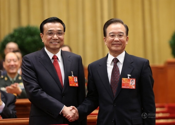 李克強当选总理后，温家宝和李克强亲切握手