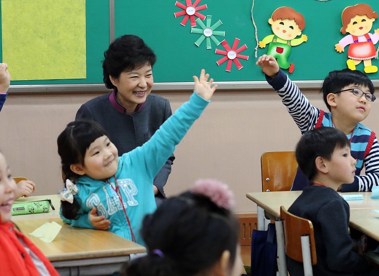 韩国总统朴槿惠造访首尔一所小学