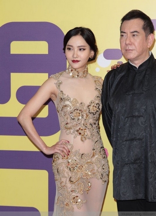 黄秋生偕同大陆女星周楚楚一起走红毯