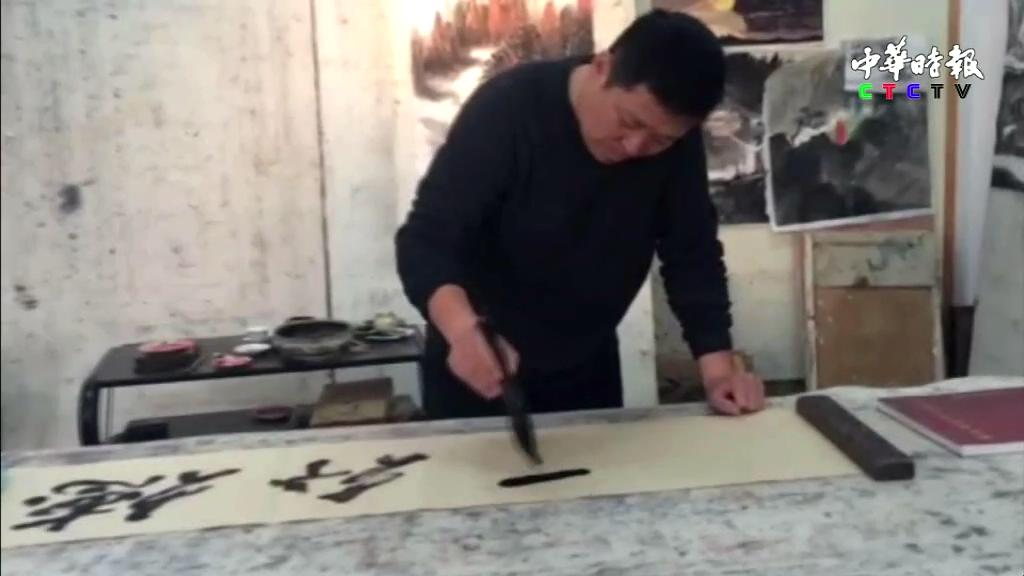 画家李勇逸于工作室作画