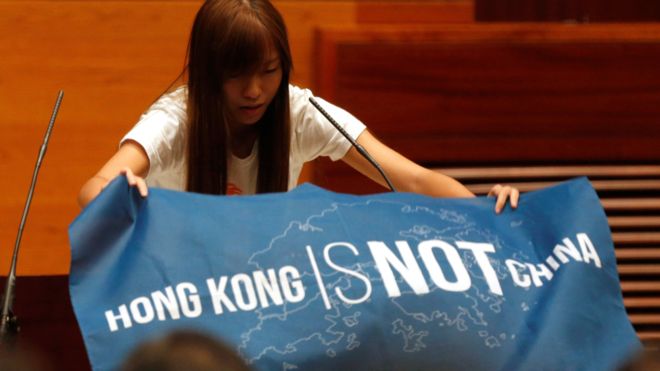 1476288360608915.jpg 161012055858_cn_hongkong_legco_oath_02_976x549_reuters_nocredit.jpg