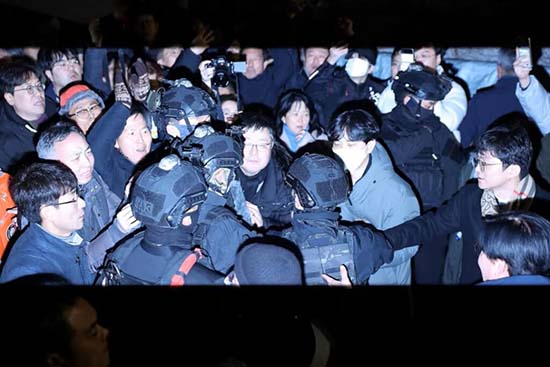 1733292838916099831.jpg 國會前軍人與抗議民眾發生推擠。(路透社).jpg