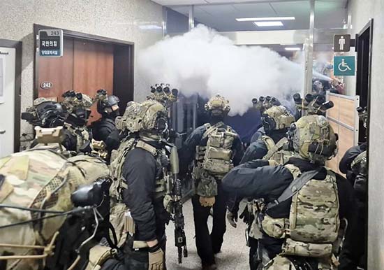 1733292661470028693.jpg 國會議員噴灑滅火器阻止士兵進入。(韓聯社).jpg