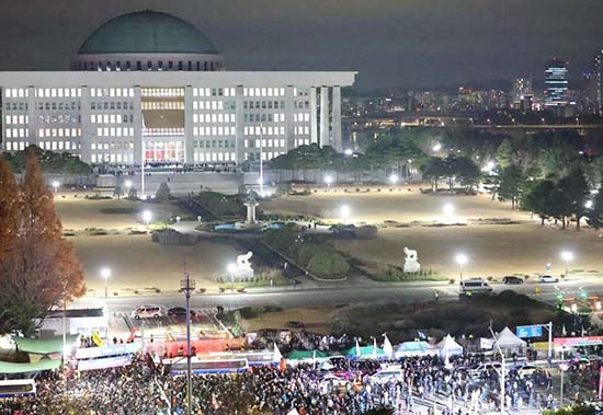1733293549776068747.jpg 4日凌晨國會外聚集大批抗議民眾。(韓聯社).jpg