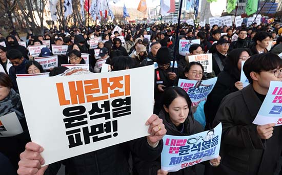 1733293639794099392.jpg 民眾4日上午聚集在首爾光化門廣場,要求尹錫悅下台。(韓聯社).jpg