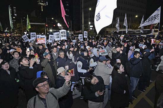 1733292978768093547.jpg 南韓總統尹錫悅宣布戒嚴,4日凌晨國會外湧入抗議民眾。(共同社).jpg