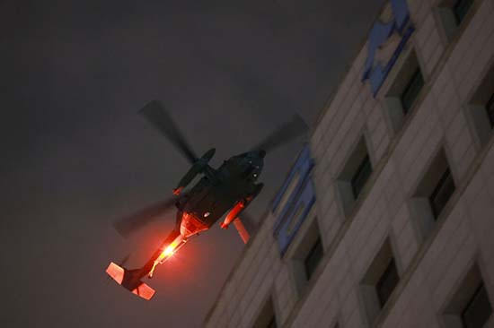 1733293396097030085.jpg 尹錫悅宣布戒嚴後,一架軍用直升機飛過國會上空。(韓聯社).jpg