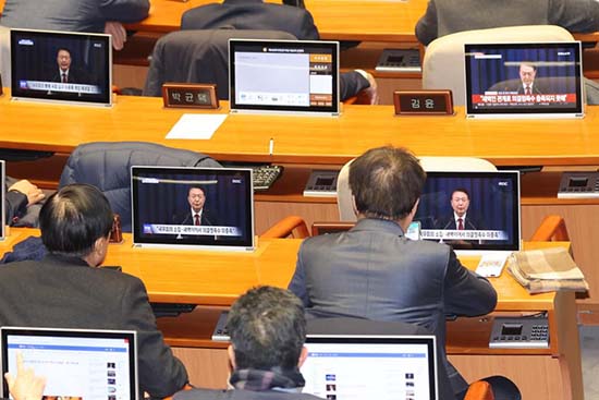 1733293528150009251.jpg 韓國國會議員4日凌晨觀看總統尹錫悅宣布解除戒嚴談話。(韓聯社).jpg