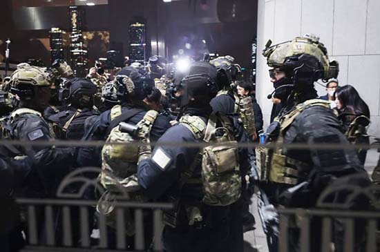 1733293329687086398.jpg 戒嚴部隊全副武裝,準備進入國會。(韓聯社).jpg