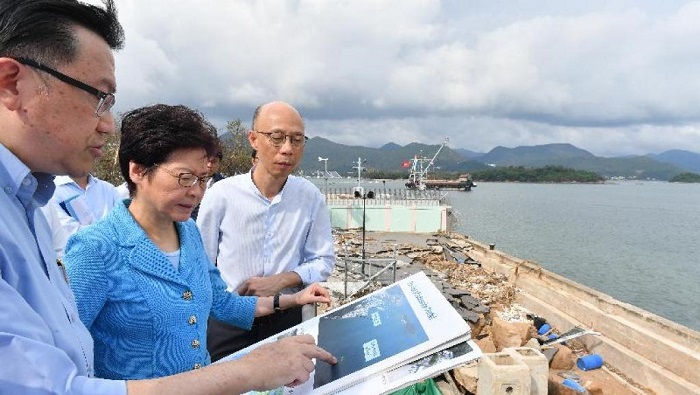 hong_kong_-chef_executif_en_visite_sur_les_sites_sinistres.jpg hong_kong_-chef_executif_en_visite_sur_les_sites_sinistres.jpg