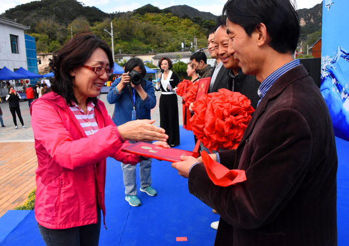 05为代表队颁奖(摄影:冯赣.jpg 05为代表队颁奖(摄影:冯赣.jpg