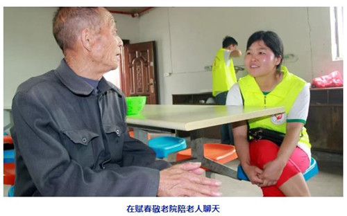 在赋春敬老院陪老人聊天.jpg 在赋春敬老院陪老人聊天.jpg