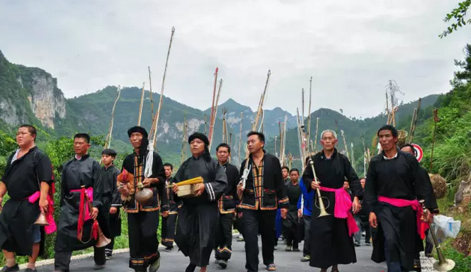 祭师走在队伍最前面,他们负责捕鱼活动开始前的祭祀水神活动.png 祭师走在队伍最前面,他们负责捕鱼活动开始前的祭祀水神活动.png