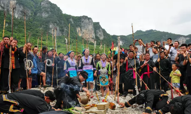 祭河神仪式,由药头、寨老备齐祭祀物资,在河滩祭奠河神,进行许愿,同时童女呤唱祭歌.png 祭河神仪式,由药头、寨老备齐祭祀物资,在河滩祭奠河神,进行许愿,同时童女呤唱祭歌.png