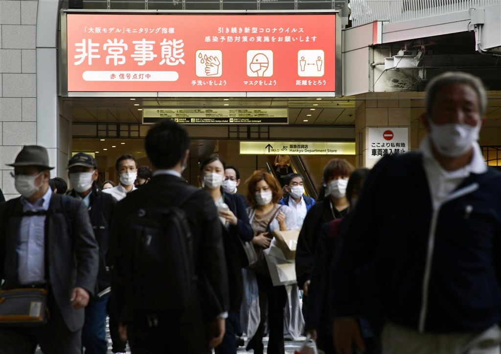 日本大阪府23日新冠肺炎連4天新增破千例,日本政府第3度發布緊急事態。圖為23日大阪梅田人潮。(共同社).jpg 日本大阪府23日新冠肺炎連4天新增破千例,日本政府第3度發布緊急事態。圖為23日大阪梅田人潮。(共同社).jpg