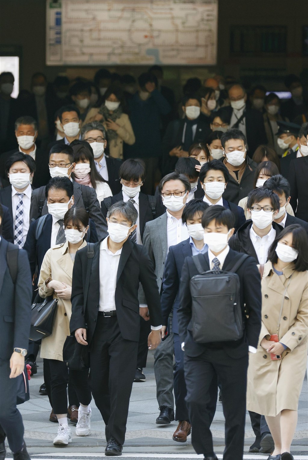 日本全境截至26日重症患者達916人,是繼今年2月1日以來再度逾900人。圖為26日JR東京站前人潮。(共同社).jpg 日本全境截至26日重症患者達916人,是繼今年2月1日以來再度逾900人。圖為26日JR東京站前人潮。(共同社).jpg