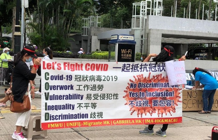 有外傭拉起「不歧視,要包容」橫額,抗議政府要求外傭強制檢測。.jpg 有外傭拉起「不歧視,要包容」橫額,抗議政府要求外傭強制檢測。.jpg