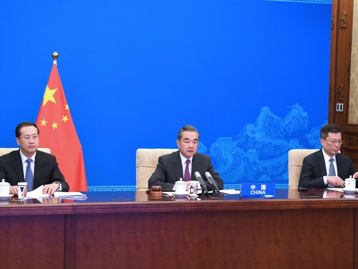 王毅(中)表示面對世紀疫情及百年變局,應當堅定走攜手合作、互利共贏之路。(新華社).jpg 王毅(中)表示面對世紀疫情及百年變局,應當堅定走攜手合作、互利共贏之路。(新華社).jpg