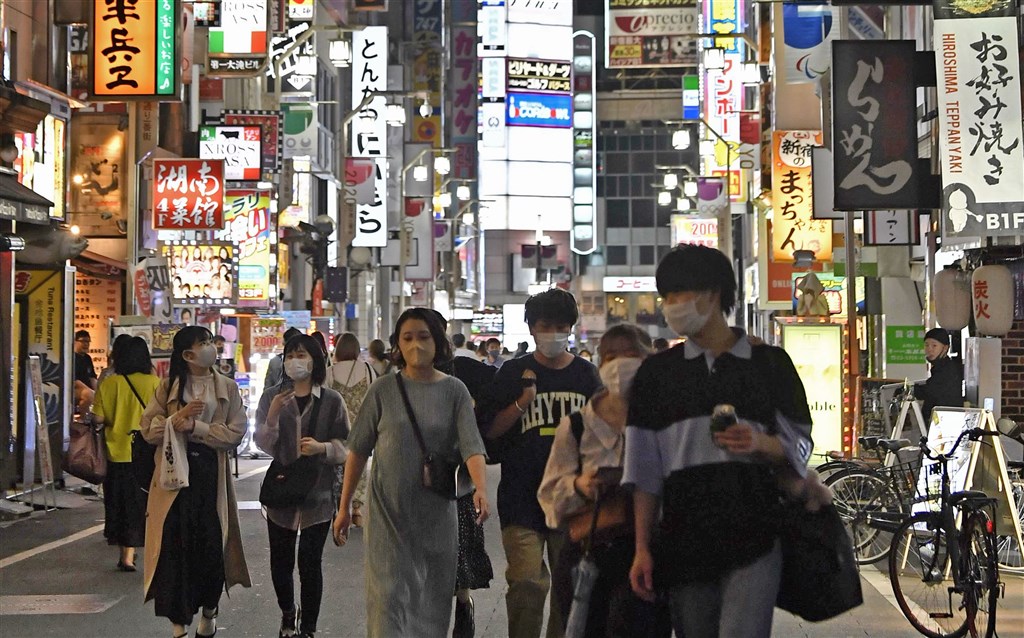 日本東京都鬧區外出人潮已連續5週增加,讓專家憂慮有可能出現超過第3波疫情的急速疫情擴大。圖為17日新宿街頭。(共同社).jpg 日本東京都鬧區外出人潮已連續5週增加,讓專家憂慮有可能出現超過第3波疫情的急速疫情擴大。圖為17日新宿街頭。(共同社).jpg
