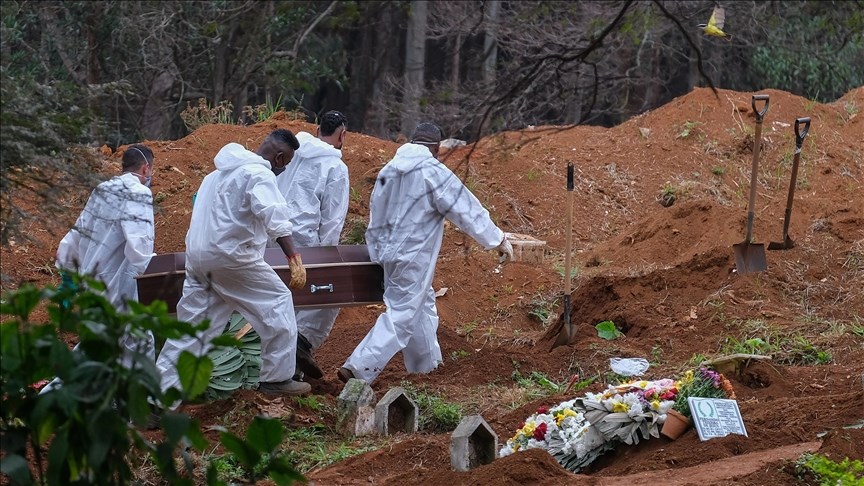 巴西衛生部長奎洛加19日表示,巴西境內感染2019冠狀病毒疾病病故人數已突破50萬大關。圖為19日巴西聖保羅公墓人員埋葬染疫病逝者。(安納杜魯新聞社).jpg 巴西衛生部長奎洛加19日表示,巴西境內感染2019冠狀病毒疾病病故人數已突破50萬大關。圖為19日巴西聖保羅公墓人員埋葬染疫病逝者。(安納杜魯新聞社).jpg