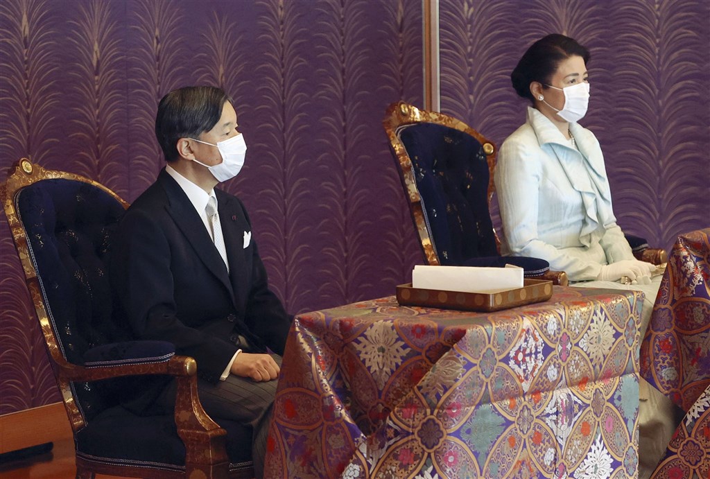 日本先前已開放64歲以下民眾打疫苗,不過符合接種年齡資格的日皇德仁(左)與皇后雅子(右)仍然還沒施打,宮內廳表示將視國民接種疫苗情況再做安排。(共同社).jpg 日本先前已開放64歲以下民眾打疫苗,不過符合接種年齡資格的日皇德仁(左)與皇后雅子(右)仍然還沒施打,宮內廳表示將視國民接種疫苗情況再做安排。(共同社).jpg