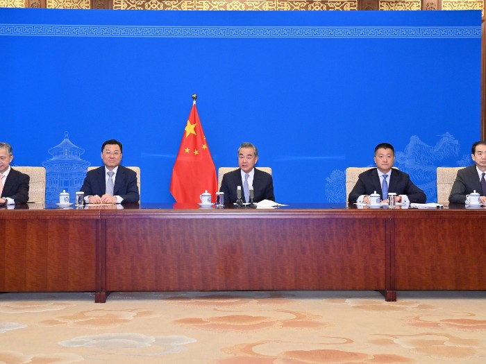 王毅(中)與新西蘭外長視像會晤,雙方反對將疫情政治化。(新華社).jpg 王毅(中)與新西蘭外長視像會晤,雙方反對將疫情政治化。(新華社).jpg