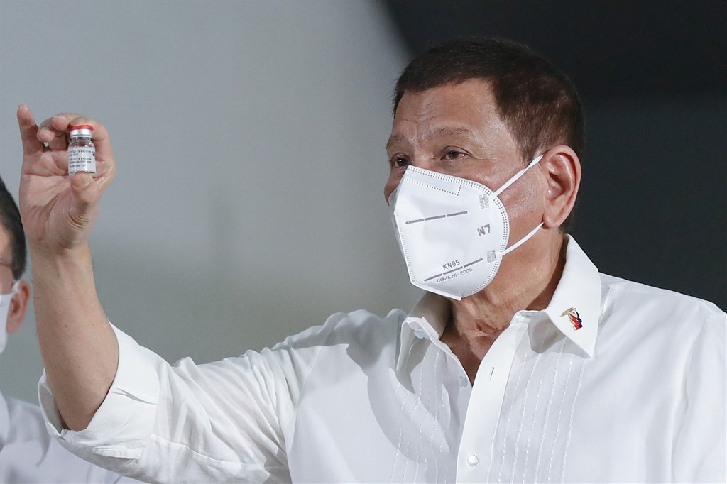 菲律賓民眾接種疫苗情況不踴躍,總統杜特蒂22日揚言,拒絕接種疫苗的人將被關入大牢。圖為杜特蒂3月在臉書分享手持疫苗照片,呼籲民眾接種。.jpg 菲律賓民眾接種疫苗情況不踴躍,總統杜特蒂22日揚言,拒絕接種疫苗的人將被關入大牢。圖為杜特蒂3月在臉書分享手持疫苗照片,呼籲民眾接種。.jpg