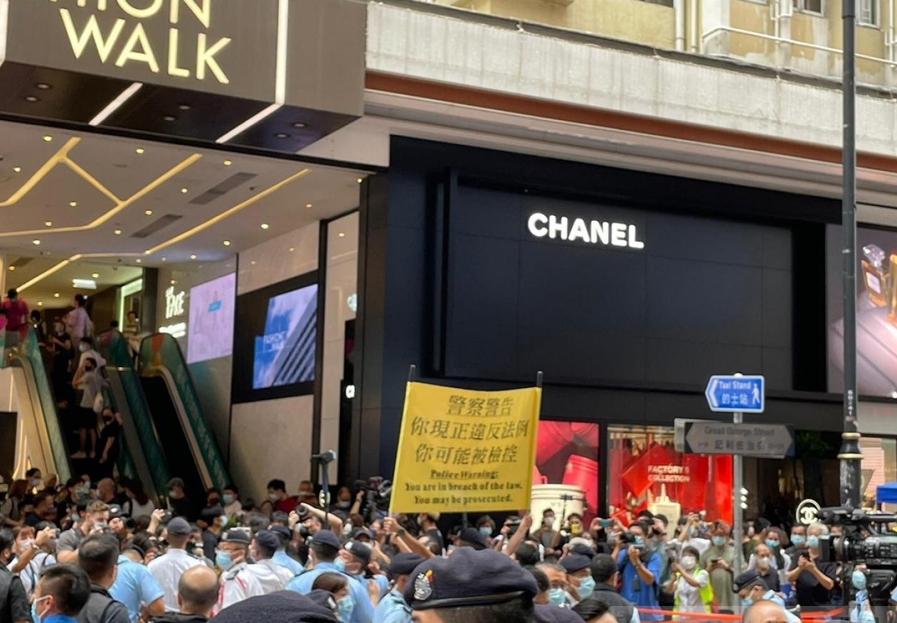 警方下午一度在銅鑼灣記利佐治街舉起黃旗。(黃貝紋攝).jpg 警方下午一度在銅鑼灣記利佐治街舉起黃旗。(黃貝紋攝).jpg