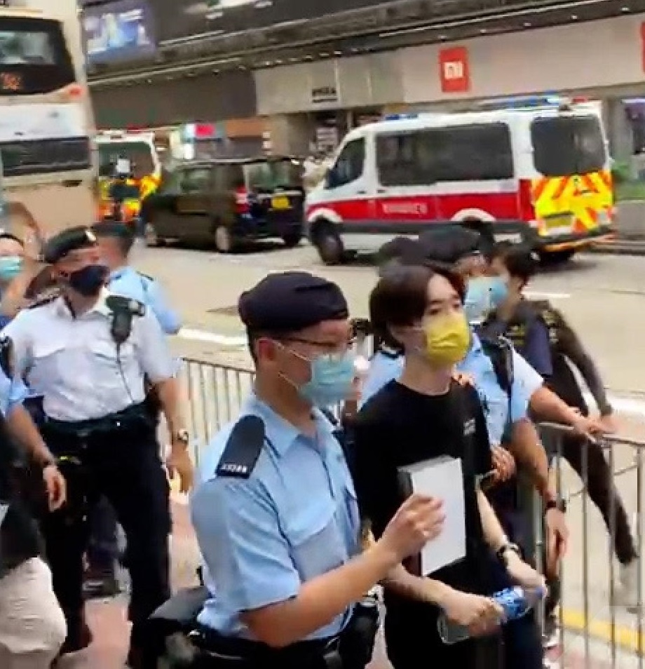 警方將王逸戰及兩名賢學思政成員帶走。(李大煒攝).jpg 警方將王逸戰及兩名賢學思政成員帶走。(李大煒攝).jpg
