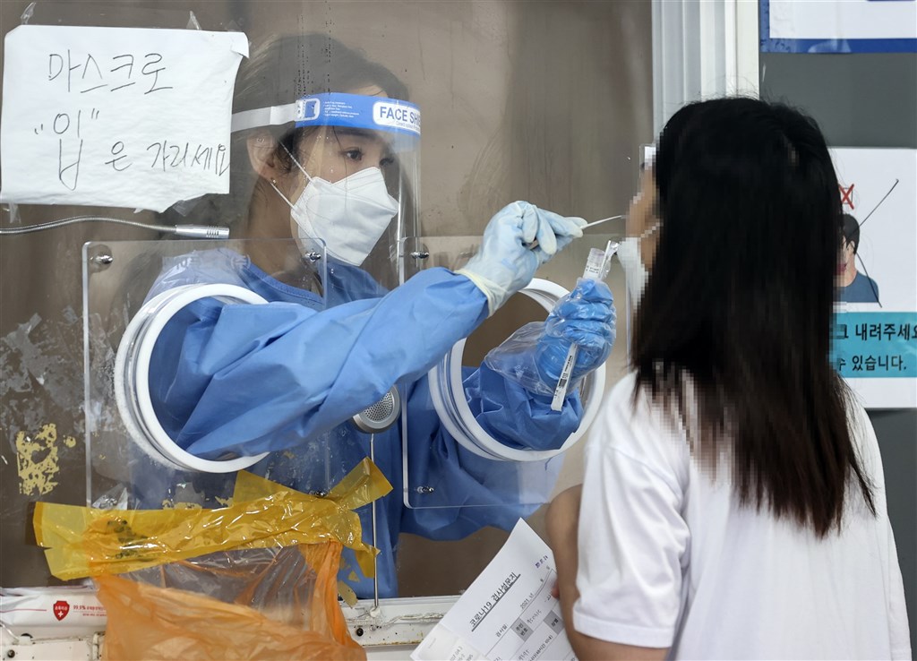 據統計,韓國境內確認至少416人感染Delta變種病毒,防疫當局5日表示,除疫情較嚴重的首都圈,Delta病毒疫情可能快速在非首都圈擴散。圖為首爾臨時篩檢站。(韓聯社).jpg 據統計,韓國境內確認至少416人感染Delta變種病毒,防疫當局5日表示,除疫情較嚴重的首都圈,Delta病毒疫情可能快速在非首都圈擴散。圖為首爾臨時篩檢站。(韓聯社).jpg