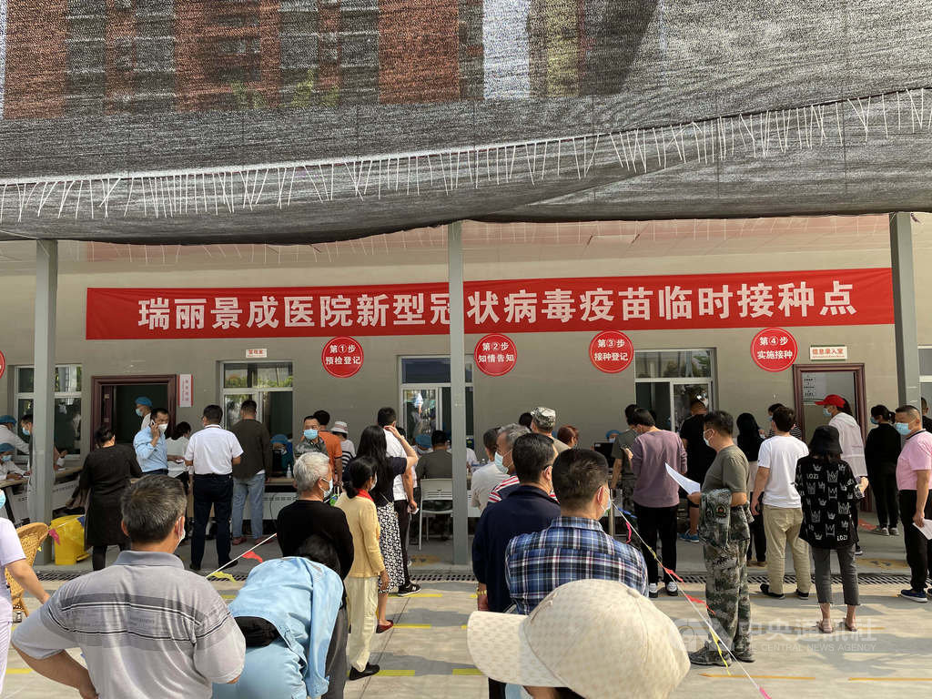 儘管18歲以上人口的疫苗完整接種率已近97%,中國雲南省瑞麗市近日再度爆發COVID-19本土疫情。圖為4月1日,瑞麗進行大規模疫情接種。(中新社提供).jpg 儘管18歲以上人口的疫苗完整接種率已近97%,中國雲南省瑞麗市近日再度爆發COVID-19本土疫情。圖為4月1日,瑞麗進行大規模疫情接種。(中新社提供).jpg