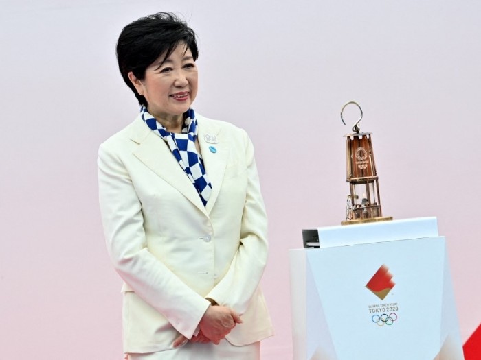 東京舉行儀式,由東京都知事小池百合子接過聖火。(法新社).jpg 東京舉行儀式,由東京都知事小池百合子接過聖火。(法新社).jpg