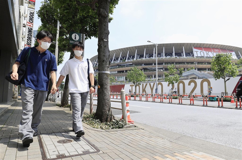 日本東京都14日新增1149例確診病例,繼5月8日以來再度出現單日新增逾千例。圖為7月12日民眾行經奧運主場館週邊。(共同社).jpg 日本東京都14日新增1149例確診病例,繼5月8日以來再度出現單日新增逾千例。圖為7月12日民眾行經奧運主場館週邊。(共同社).jpg